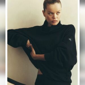 ​NWT Alo Yoga Hazy Mock Neck Pullover - Black